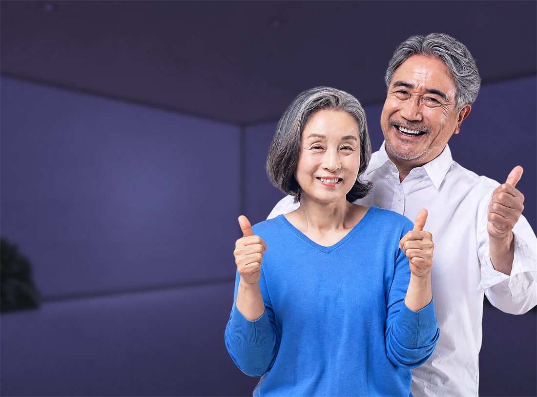 親指を立てて笑う中年夫婦